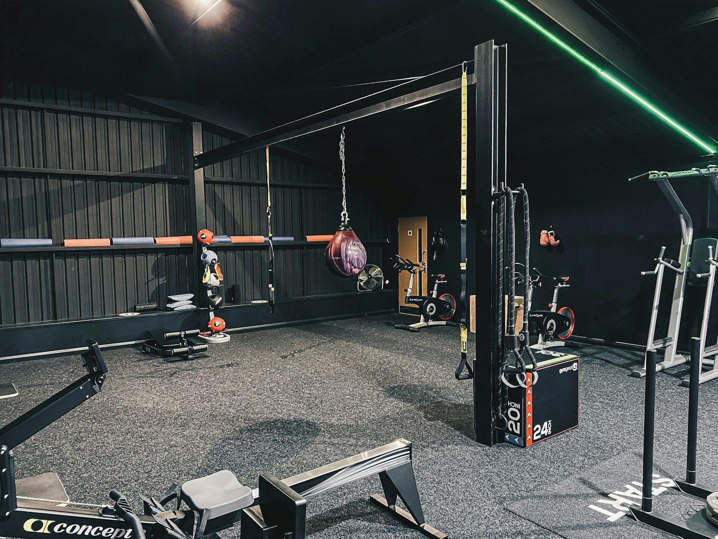 Moderna palestra con vogatore, sacco da boxe e cyclette.